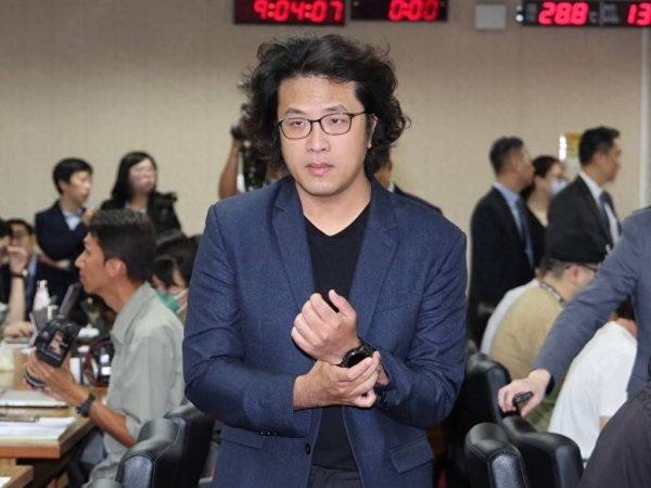配资台平台官网 沈伯洋母亲灵堂贴“婉辞蓝白捻香”，台网友呛：死了还要被你消费